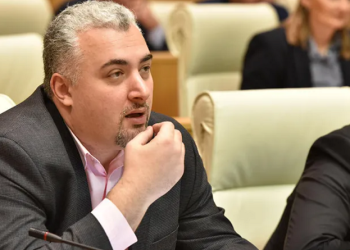 “აი, ეს დებილი მართლა რაა.. აქაურებს რომ აკრძალავ, გარეთ ონლაინ კაზინოებში აღარ ითამაშებს ხალხი და ფული აღარ გავა გარეთ?“ – სერგი კაპანაძე