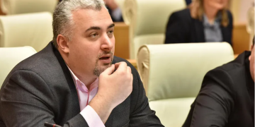 “აი, ეს დებილი მართლა რაა.. აქაურებს რომ აკრძალავ, გარეთ ონლაინ კაზინოებში აღარ ითამაშებს ხალხი და ფული აღარ გავა გარეთ?“ – სერგი კაპანაძე