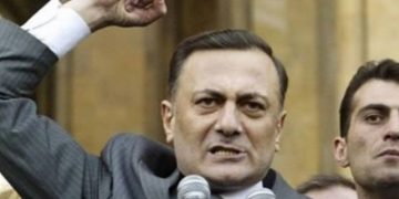 „მასობრივი რეპრესიები უკვე  ქუჩაში მძვინვარებს.. პოლიცია და უშიშროება ოლიგარქის ნაყიდი ჯალათებია“ – შალვა ნათელაშვილი