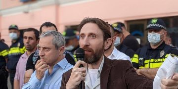 „თუ საკუთარ მოსახლეობას ომს უცხადებთ, გეყოთ იმის გამბედაობა, რომ ფაშიზმის დამკვიდრება პირადად ხელქვეითების გარეშე გვამცნოთ!“ – ტომარაძე ღარიბაშვილს