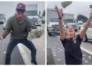 აშშ-ში ავტომობილიდან ფულით სავსე ტომარა გადავარდა და ათასობით დოლარი გზაზე მიმოიფანტა (ვიდეო)