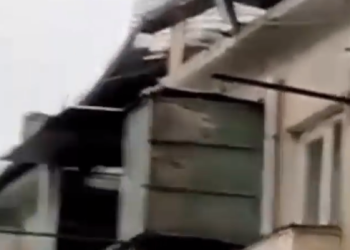 ვარკეთილში ძლიერმა ქარმა საცხოვრებელ კორპუსს სახურავი გადახადა (ვიდეო)