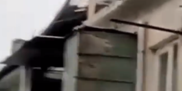 ვარკეთილში ძლიერმა ქარმა საცხოვრებელ კორპუსს სახურავი გადახადა (ვიდეო)