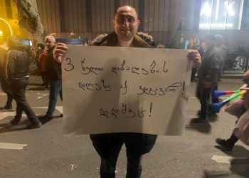 „სამი წელია დაბადების დღეზე აქ ვდგავარ“ – ფოტო აქციიდან