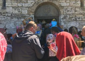 წაჩხურის მთავარანგელოზის ტაძარში წირვა ხმაურისა და პროტესტის ფონზე მიმდინარეობს