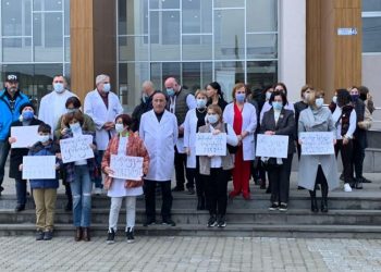 “გადაიყვანეთ კლინიკაში, უმკურნალეთ!” – ზუგდიდელი ექიმები მიხეილ სააკაშვილის სამოქალაქო კლინიკაში გადასვლას ითხოვენ
