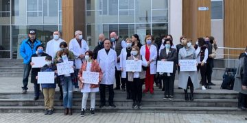 “გადაიყვანეთ კლინიკაში, უმკურნალეთ!” – ზუგდიდელი ექიმები მიხეილ სააკაშვილის სამოქალაქო კლინიკაში გადასვლას ითხოვენ