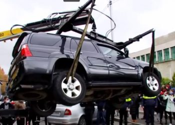 ავტომობილში მყოფი ზურაბ ჯაფარიძე ევაკუატორით გადაიყვანეს