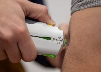 ბრიტანეთში ცდიან COVID-19-ის ახალ ვაქცინას, რომელსაც ორგანიზმში ნემსის გარეშე შეიყვანენ