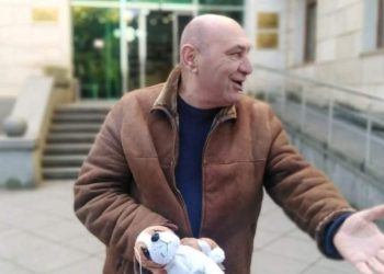 გოგი წულაია ქუთაისის თვითმმართველობის შენობასთან “ფინია ძაღლით” მივიდა