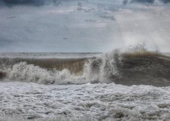 (ვიდეო) – ბათუმში 6 ბალიანი შტორმია