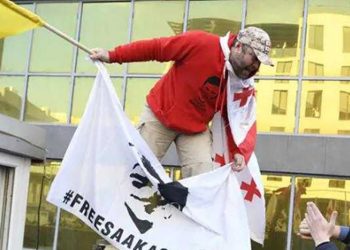 “პოლიციელი მაგინებდა, საფრთხე გაზარდეს და დავაწვინე, რომ არ დაზიანებულიყო, ხელი არ დამირტყამს…” – რა მოხდა ჯიხურის სახურავზე? – ბესიკ თამლიანი