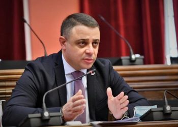 კომფორტულ ოფისში თბილად მოკალათებულია „ნაცმოძრაობის” რამდენიმე ლიდერი – ალუდა ღუდუშაური მოშიმშილეებზე