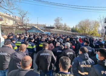 “ტვ პირველი” პოლიციის ალყაშია – ტელევიზიასთან ანტივაქსერების აქცია მიმდინარეობს