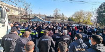 “ტვ პირველი” პოლიციის ალყაშია – ტელევიზიასთან ანტივაქსერების აქცია მიმდინარეობს