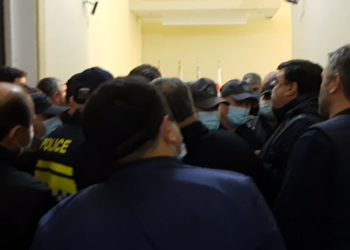 ხმაური ბათუმის მერიაში – საკრებულოს წევრები მერის კაბინეტიდან პოლიციამ ძალის გამოყენებით გაიყვანა