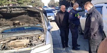 გორის ცენტრში მანქანას ცეცხლი გაუჩნდა – იყო ძლიერი აფეთქების ხმა