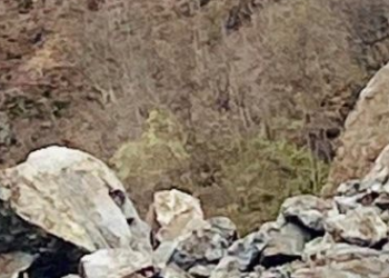 ჯვარი – მესტიის გზაზე კლდის ნაწილი ჩამოიშალა