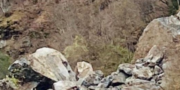 ჯვარი – მესტიის გზაზე კლდის ნაწილი ჩამოიშალა