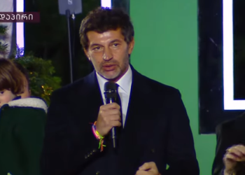 არ დაგავიწყდეთ სურვილების ჩაფიქრება – კახა კალაძემ ნაძვის ხე აანთო (ვიდეო)