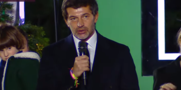 არ დაგავიწყდეთ სურვილების ჩაფიქრება – კახა კალაძემ ნაძვის ხე აანთო (ვიდეო)