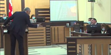 თვალებს ნუ მიქაჩავ! რა მანერაა, პროკურორი რომ ძველბიჭურად გელაპარაკება!  – მამუკა ხაზარაძესა და პროკურორს შორის სიტყვიერი დაპირისპირება მოხდა