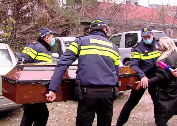 შვილმოკლულმა მამამ პროკურატურასთან კუბო მიიტანა და შიმშილობა დაიწყო