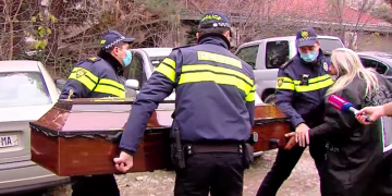 შვილმოკლულმა მამამ პროკურატურასთან კუბო მიიტანა და შიმშილობა დაიწყო