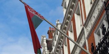 ლონდონში ბელარუსის საელჩოს თავს დაესხნენ და რამდენიმე დიპლომატი სცემეს