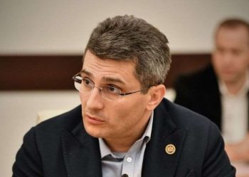 აი, პიჯაკი შეიძინა გაჭირვებულმა პრეზიდენტმა და 9 მილიონი კი არ არის, პიჯაკია სინამდვილეში, ეს ვერ გავა ამ ქვეყანაში  – მამუკა მდინარაძე