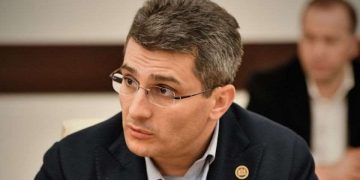 აი, პიჯაკი შეიძინა გაჭირვებულმა პრეზიდენტმა და 9 მილიონი კი არ არის, პიჯაკია სინამდვილეში, ეს ვერ გავა ამ ქვეყანაში  – მამუკა მდინარაძე