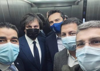 “ვეღარავინ ხვდება, ვის მხარეს აჯობებს დგომა – ერთი შეხედვით, ნულოვანი რეიტინგის მქონე კობახიძის თუ „ოცნების“ ამომრჩეველში პოპულარული, მაგრამ მოარული ხმებით, წყალშემდგარი ღარიბაშვილის…“