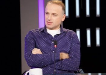 „განსაკუთრებით ამაზრზენია მასაჟისტის, დოქტორი დოტის ჩამოყვანის ეპიზოდი. ასეთი იდეის განხორციელება ქვეყნის ხარჯზე ალბათ რომელიმე შეიხსაც არ მოუვიდოდა თავში“ – მერაბ მეტრეველი