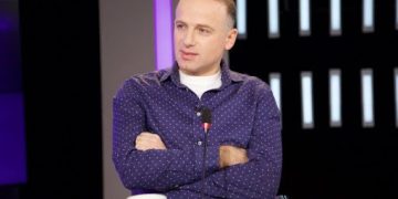 „განსაკუთრებით ამაზრზენია მასაჟისტის, დოქტორი დოტის ჩამოყვანის ეპიზოდი. ასეთი იდეის განხორციელება ქვეყნის ხარჯზე ალბათ რომელიმე შეიხსაც არ მოუვიდოდა თავში“ – მერაბ მეტრეველი