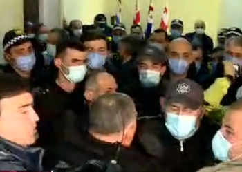 ხმაური ბათუმის მერიაში – “ნაციონალური მოძრაობის” წევრები მერის კაბინეტიდან ძალის გამოყენებით გაიყვანეს