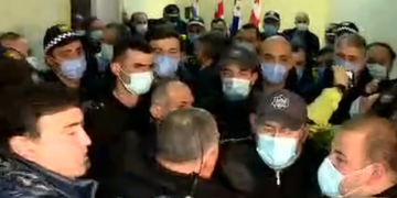 ხმაური ბათუმის მერიაში – “ნაციონალური მოძრაობის” წევრები მერის კაბინეტიდან ძალის გამოყენებით გაიყვანეს