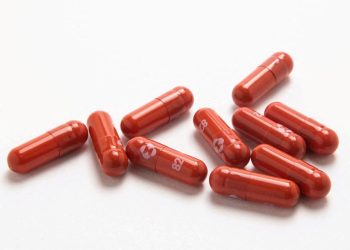 აშშ-ის სურსათისა და მედიკამენტების ადმინისტრაციამ კორონავირუსის სამკურნალოდ „მერკის“ წარმოების აბები დაამტკიცა