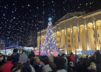 რუსთაველის გამზირზე დედაქალაქის მთავარი ნაძვის ხე აინთო