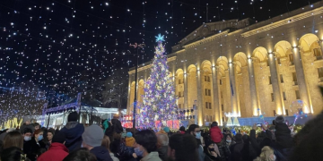 რუსთაველის გამზირზე დედაქალაქის მთავარი ნაძვის ხე აინთო