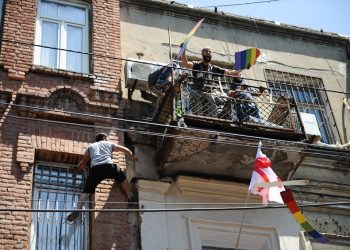 “თბილისი პრაიდის” ოფისის დარბევისთვის დაკავებული 3 პირი გირაოს სანაცვლოდ გაათავისუფლეს