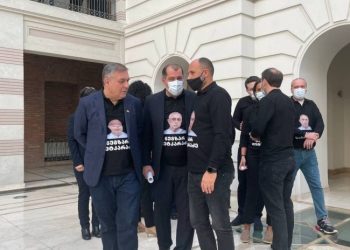 თბილისის საკრებულოს სხდომა ენმ-ს დეპუტატებმა პროტესტის ნიშნად დატოვეს