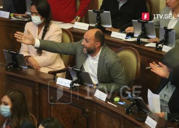 ხმაური საკრებულოს სხდომაზე –  ირაკლი ნადირაძემ კახა კალაძე კორუფციაში დაადანაშაულა