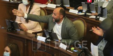 ხმაური საკრებულოს სხდომაზე –  ირაკლი ნადირაძემ კახა კალაძე კორუფციაში დაადანაშაულა