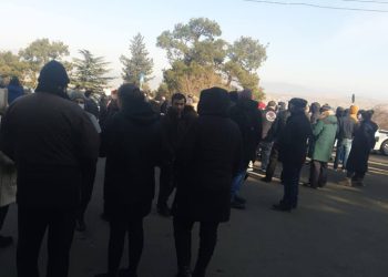 ხმაური და დაპირისპირება თემქაზე – დევნილი მოსახლეობა გზის გადაკეტვას ცდილობს