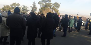 ხმაური და დაპირისპირება თემქაზე – დევნილი მოსახლეობა გზის გადაკეტვას ცდილობს
