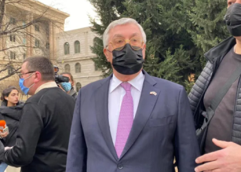 „საქართველოს აგინებდი, ერის მაგინებელი ხარ” – თბილისის საქალაქო სასამართლოსთან თემურ ალასანიას შეძახილებით შეხვდნენ