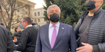 „საქართველოს აგინებდი, ერის მაგინებელი ხარ” – თბილისის საქალაქო სასამართლოსთან თემურ ალასანიას შეძახილებით შეხვდნენ