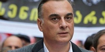 ტიკარაძეს შეცვლის ღარიბაშვილის კადრი, რომელიც უსიტყვოდ დაემორჩილება – ზაალ უდუმაშვილი