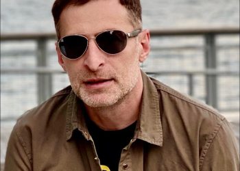 ქართველ კაცებსაც თუ ეყოფათ ვაჟკაცობა და გაიხსენებენ სკოლებში გატარებულ ბავშვობის წლებს, შესაძლოა ერთი ნაბიჯი გადაიდგას ქართული სკოლების პათოლოგიური, პარა-კრიმინალური მენტალიტეტის იერარქიის დასაშლელად და ამოსაძირკვად – ზურაბ გურული