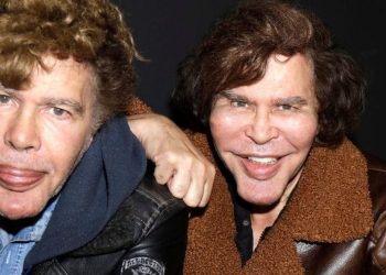 ცნობილი ფრანგი ტელეწამყვანი ანტივაქსერი ტყუპი ძმები Covid-19-ით გარდაიცვალნენ